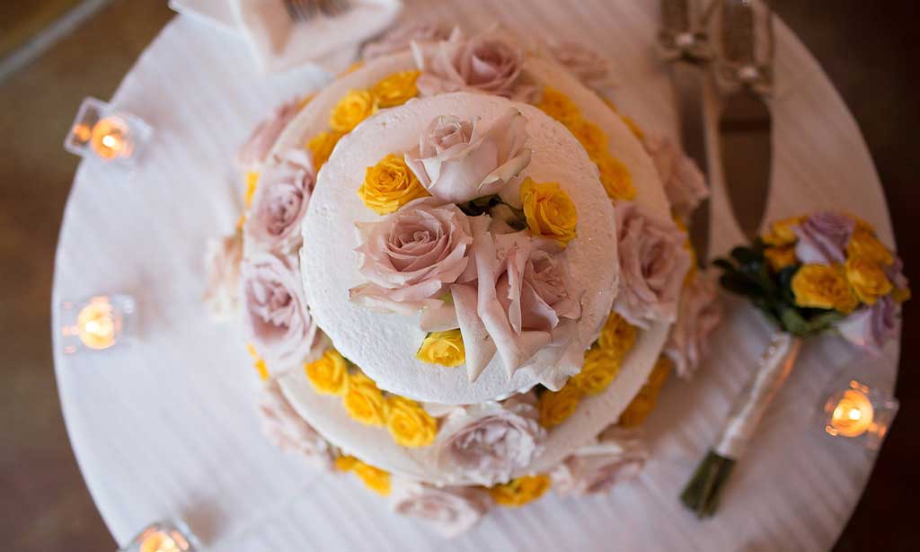 romantic vintage wedding, Hershey, flowers on wedding cake
