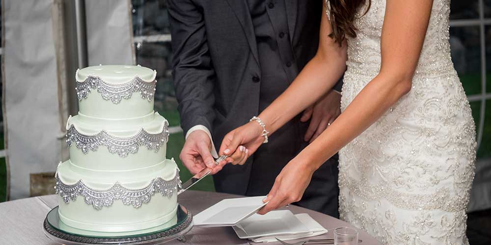 Elizabethtown Victorian Wedding cake cutting